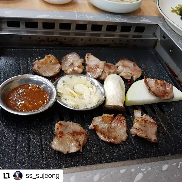 불빛가브리살 구워지는 고기