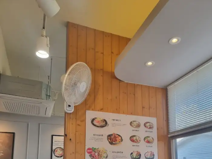매장 내부의 환풍기와 메뉴판