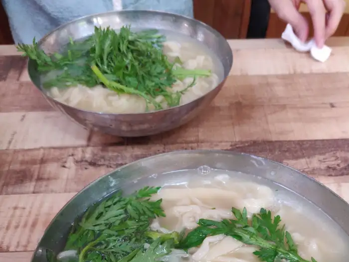 칼국수 면발과 채소