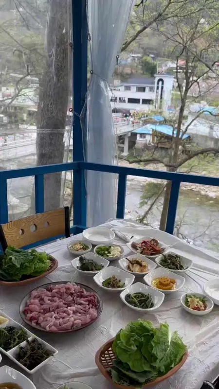 계곡 뷰를 감상하며 즐기는 식사