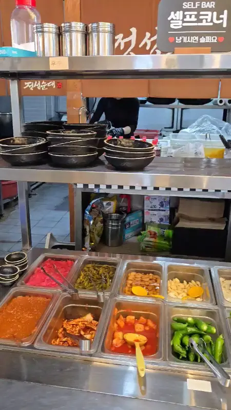 다양한 밑반찬이 준비된 셀프 코너