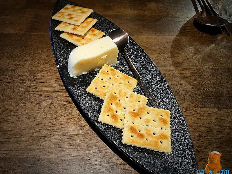 수제 우유크림 치즈와 크래커