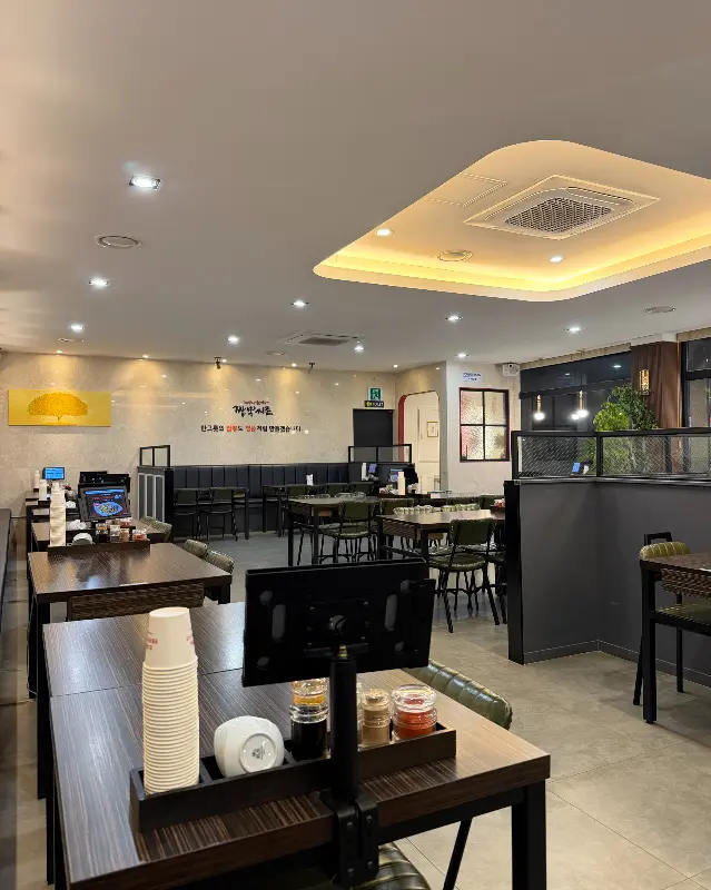 넓고 쾌적한 매장 내부