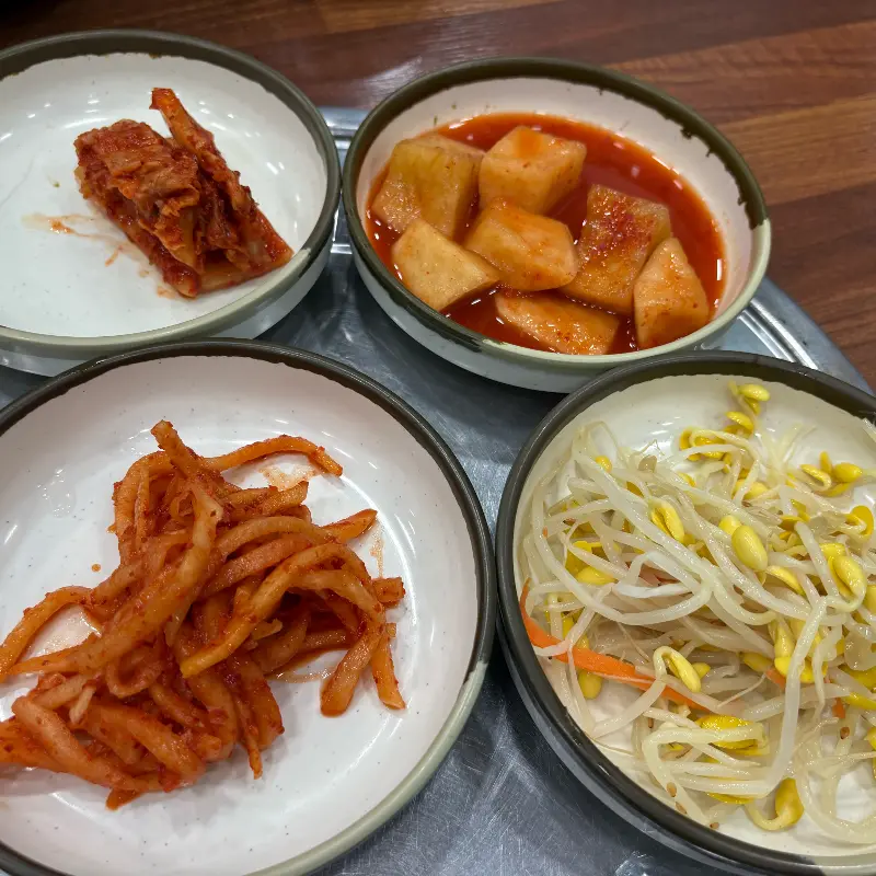 정갈한 기본 반찬