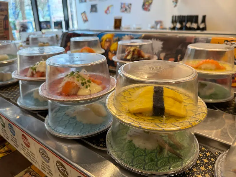 회전 레일 위의 다양한 초밥들