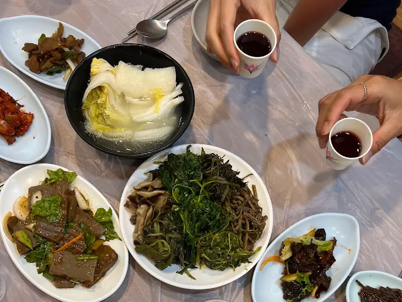 나물 반찬과 머루주가 놓인 테이블 전경