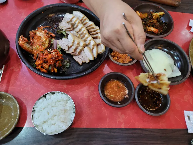 보쌈을 쌈에 싸서 먹는 모습