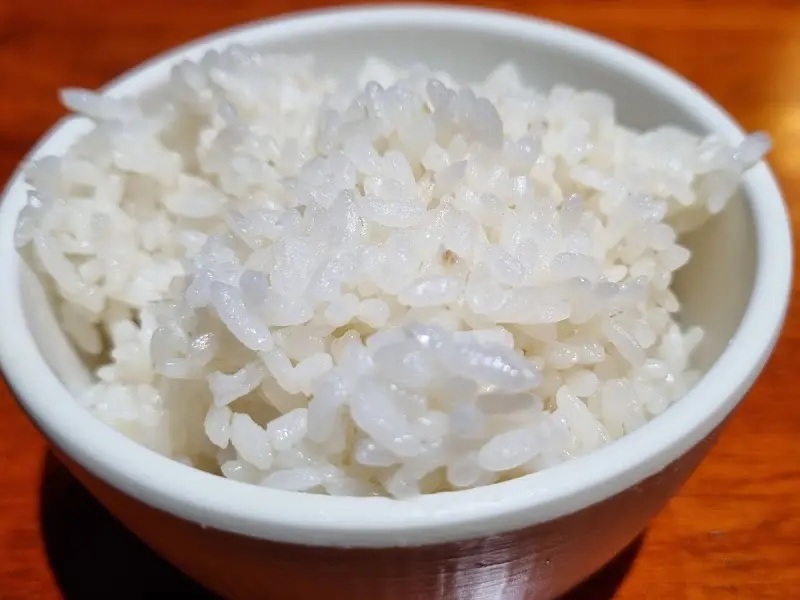 셀프바에서 무료로 제공되는 밥