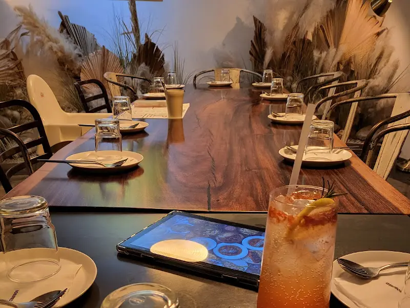 테이블 가득 차려진 바비레드의 메뉴들