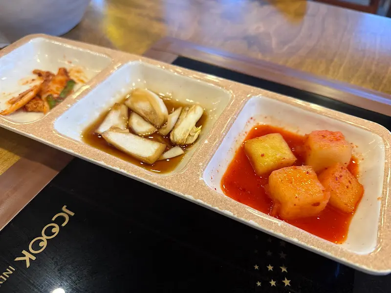 뼈해장국과 함께 제공되는 기본 반찬 3종 세트