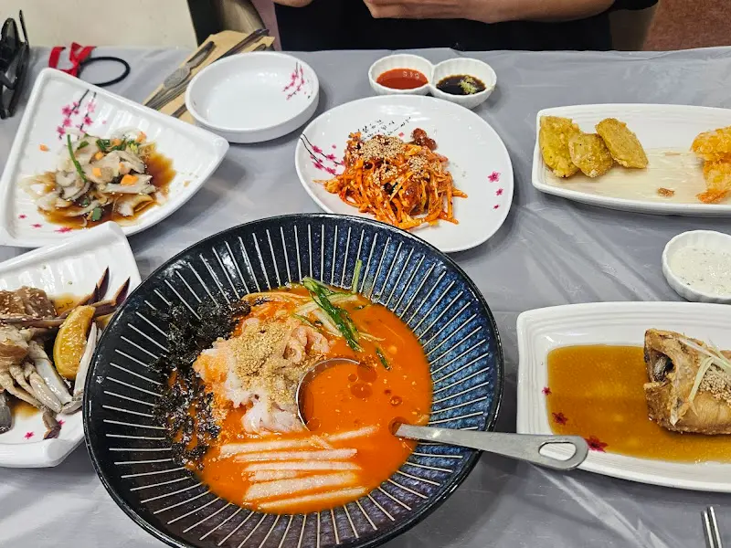 푸짐하게 차려진 스끼다시 한 상 차림