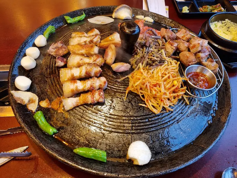 솥뚜껑 위에 가득 올려진 돼지고기