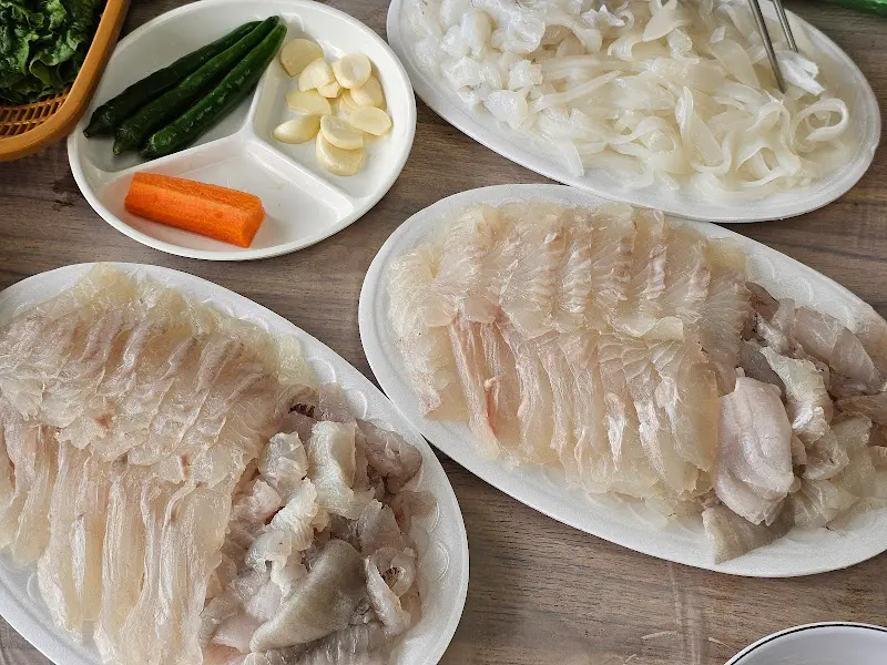 푸짐하게 담긴 회 한 접시