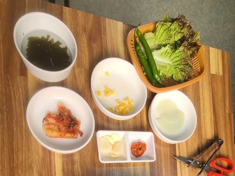 깔끔한 곁들임 찬 구성