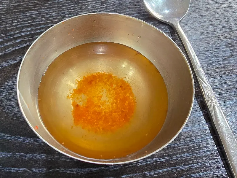 고춧가루가 살짝 뿌려진 맑은 복국 국물