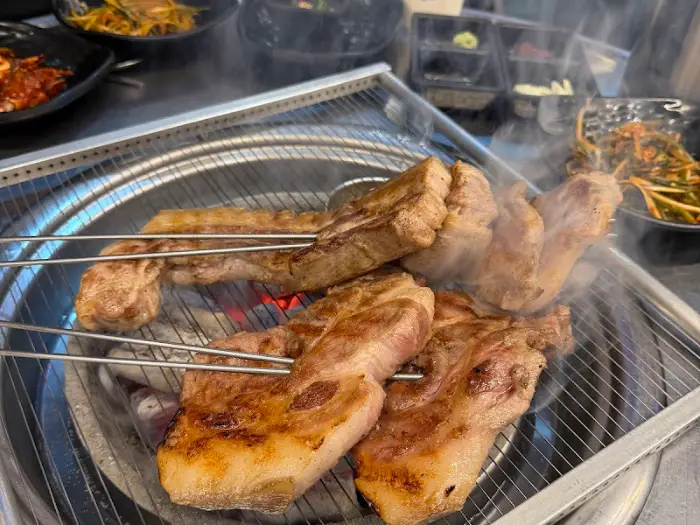 밑반찬과 함께 구워지는 흑돼지
