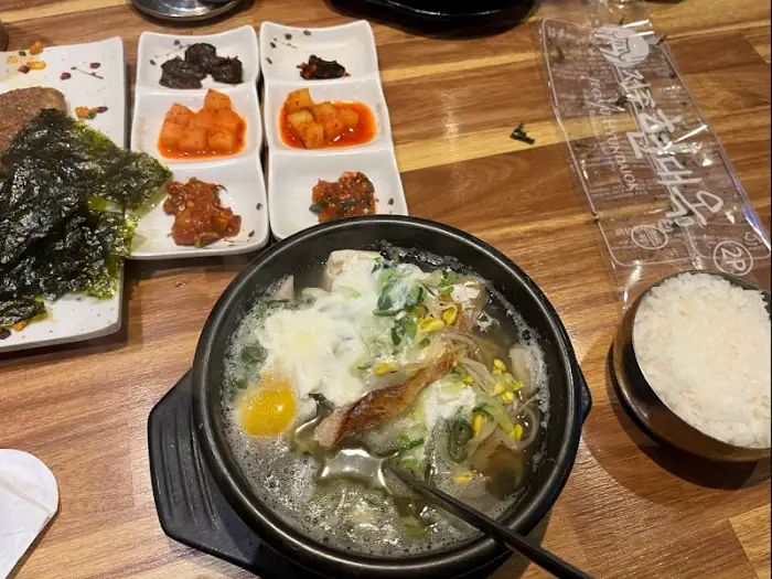 국밥과 반찬 세팅
