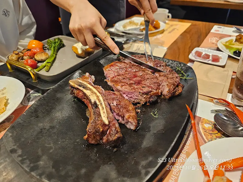 스테이크 써는 모습