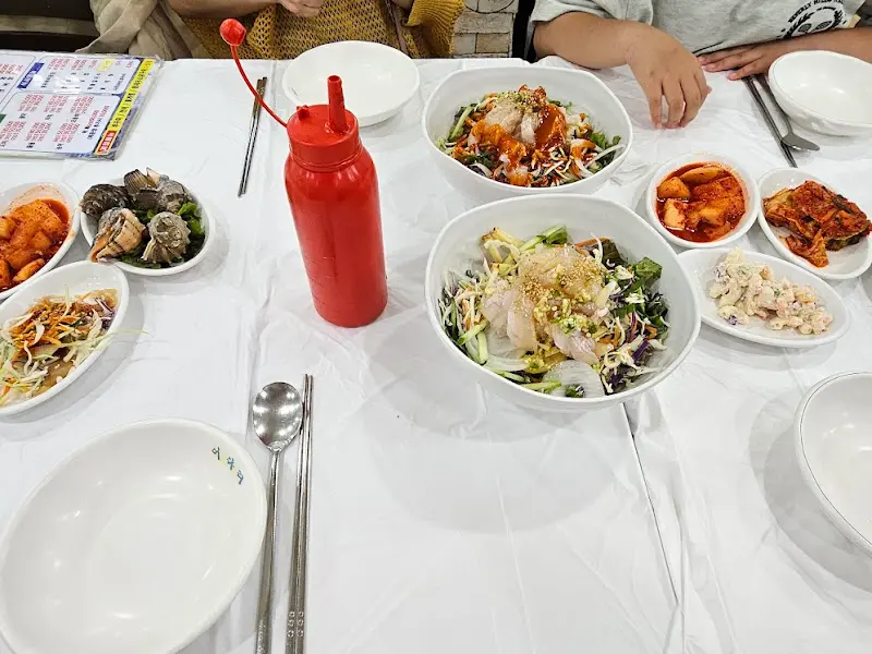 맛깔스러운 회덮밥