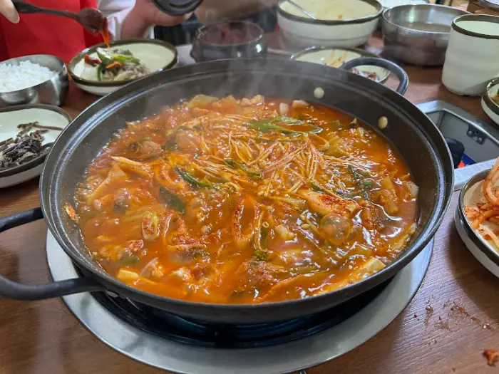 푸짐한 찌개 한 상