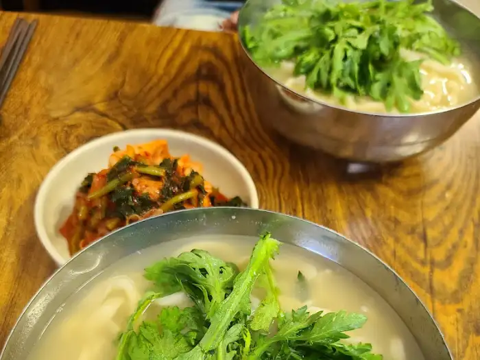 김치와 함께 찍은 칼국수