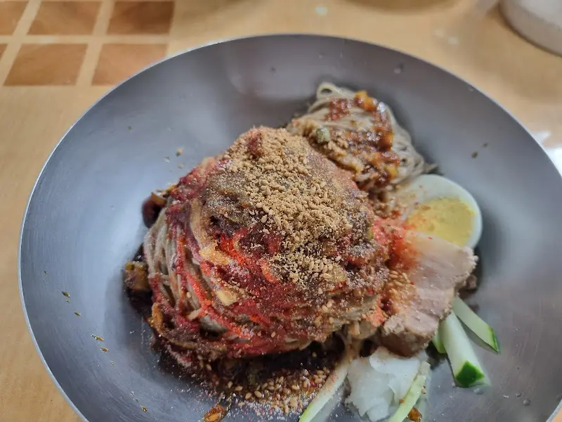 양념이 듬뿍 올려진 막국수