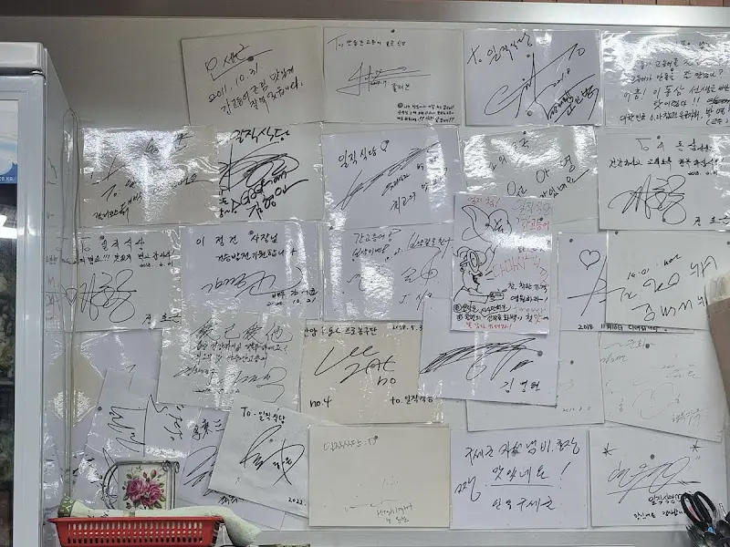 벽면에 가득 찬 싸인들