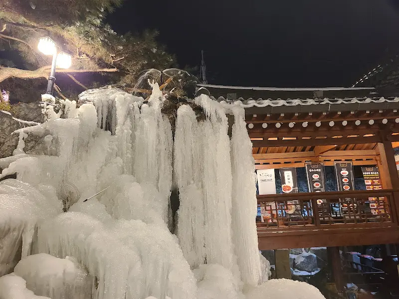 갈비생각 외부 야경