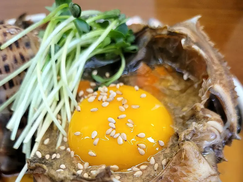 게딱지에 밥 비벼먹기