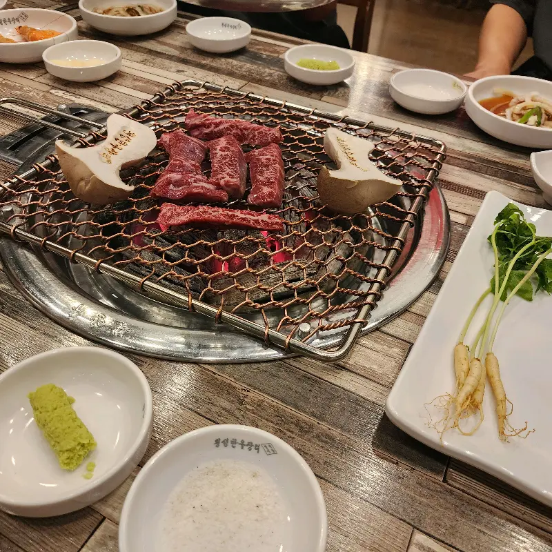 숯불 위에서 맛있게 구워지는 한우