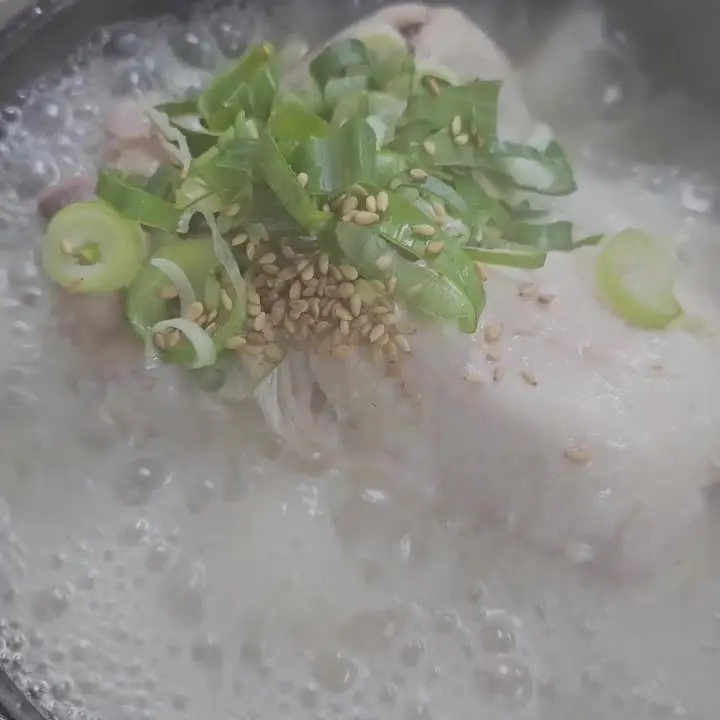 뽀얀 국물의 삼계탕