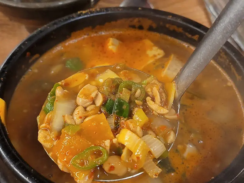 뚝배기 안에서 보글보글 끓고 있는 맛깔스러운 청국장