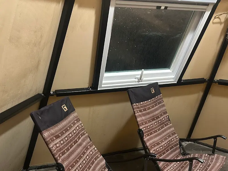 텐트 내부 창가 좌석