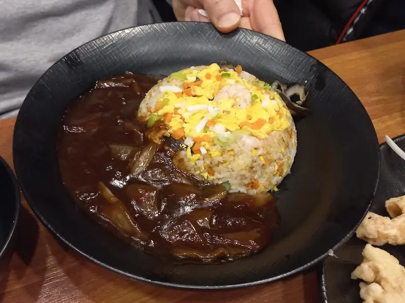 짜장 소스가 듬뿍 뿌려진 볶음밥