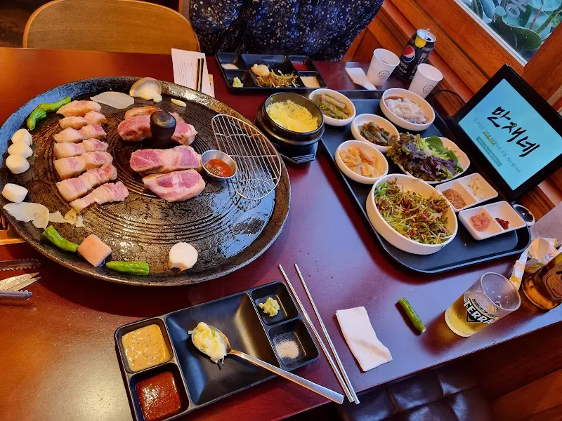 푸짐하게 차려진 솥뚜껑 구이 한 상 차림