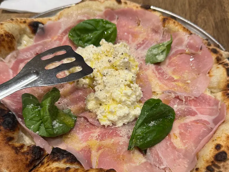 꼬또 에 리코타 화덕피자의 클로즈업 사진