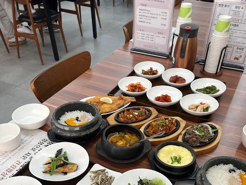 한 상 가득 차려진 음식