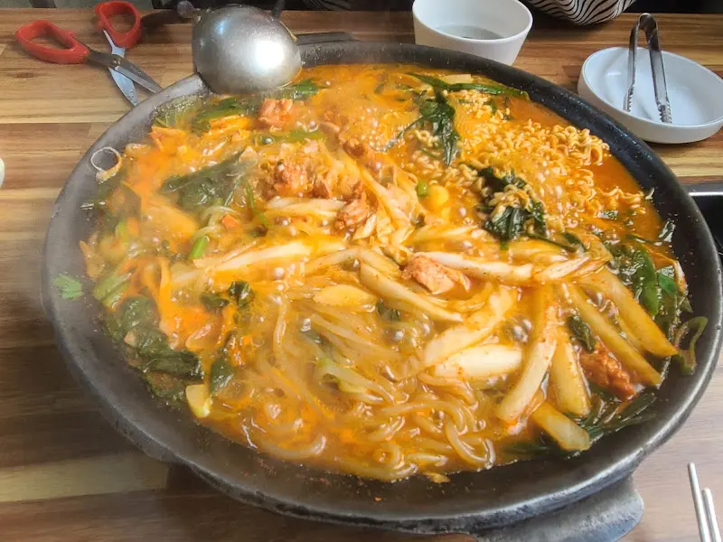 닭갈비에 쫄면 사리를 추가한 모습