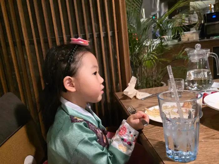 식사 중인 아이