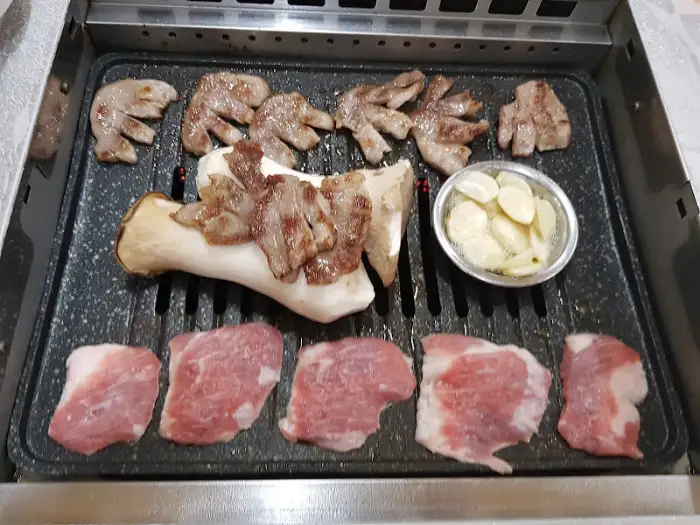 불빛가브리살 고기 굽는 중