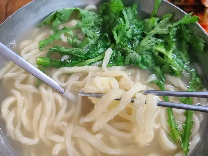 면발을 집어 올린 모습