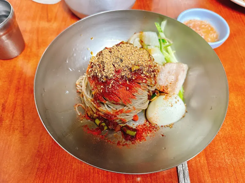 김가루가 솔솔 뿌려진 막국수