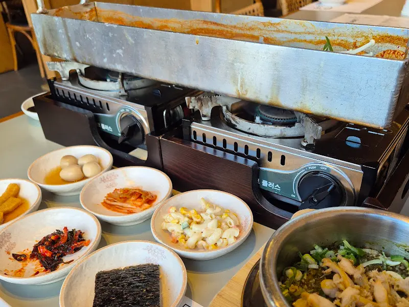 테이블 위 갈치 조림