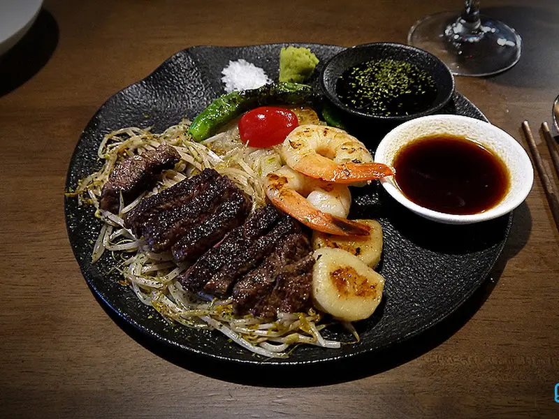 스테이크와 해산물 철판요리 한상차림