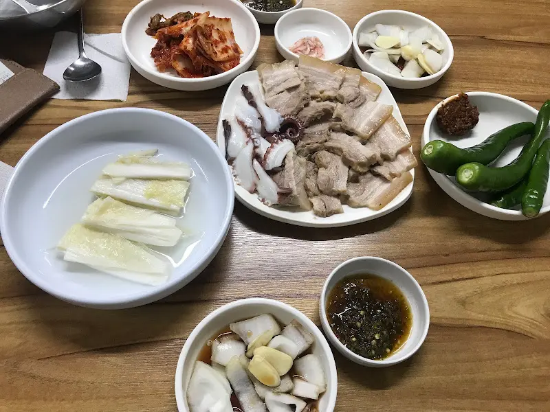 수육, 문어, 김치, 양파, 마늘, 고추 등 푸짐한 한 상 차림