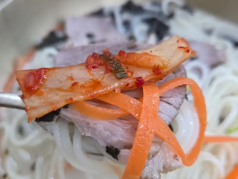 고기, 김치, 면을 한 젓가락에