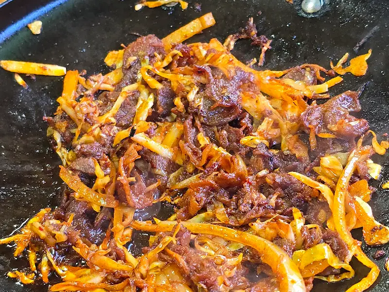 불판 위에서 익어가는 돼지불고기