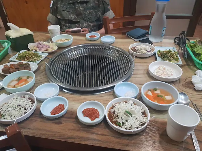 숯불 위에서 익어가는 돼지갈비