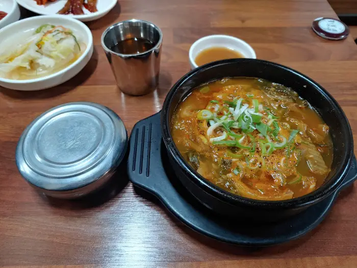 소내장탕과 곁들여 나온 반찬들