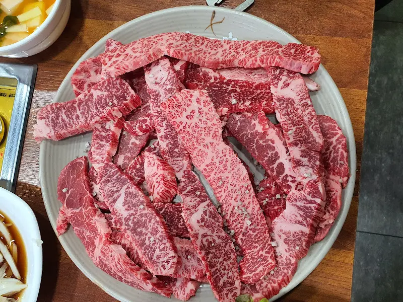 선홍빛 마블링이 예술인 한우 모듬